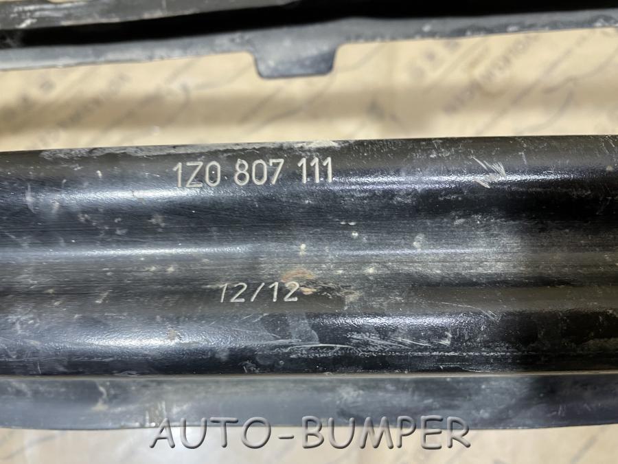 Skoda Octavia A5 2009- Усилитель переднего бампера 1Z0807111 1Z0807109C